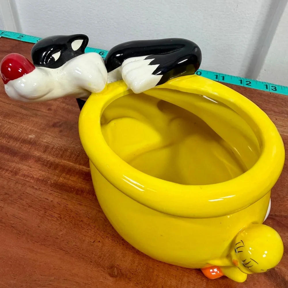 Vintage Sylvester and Tweety Bird Warner Brothers Ceramic Planter Flower Vase